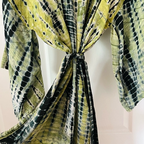 Loutus Kimono featuring sustainable Silk size large for the Queens  10 to 14 - Picture 12 of 17